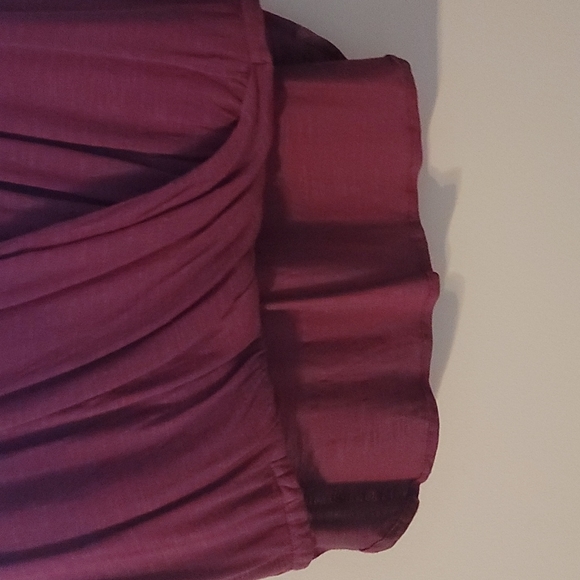 FREE W/ PURCHASE --GUESS Burgundy Sleeveless Criss-Cross Top - Picture 3 of 6